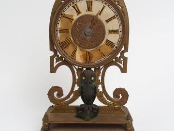 Pendulette veilleuse 1900, en bronze à double patine, cadran en verre 