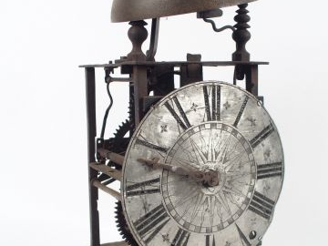 Mouvement de pendule Louis XIV  en fer forgé, cadran en métal gravé à 