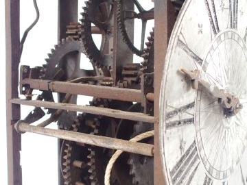 Mouvement de pendule Louis XIV  en fer forgé, cadran en métal gravé à 