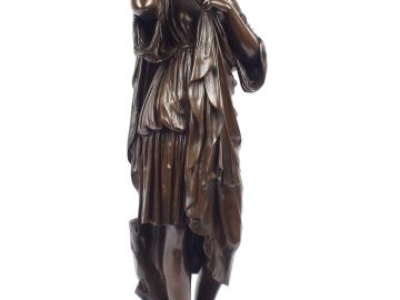 Sculpture en bronze à patine brune 'Femme à l'antique'. Cachet Colas r