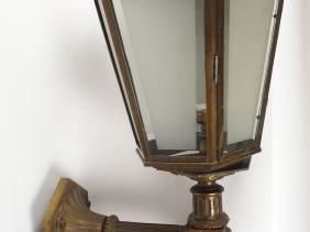 Grande lanterne hexagonale en bronze et verre montée sur un bras de lu