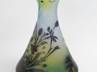 Vente aux enchères GALLE. Vase en verre à décor gravé à l'acide de crabe, d'étoile de mer
