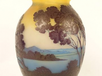 Vente aux enchères GALLE 'Lac de Côme'. Vase en verre à décor gravé en camé à l'acide ble