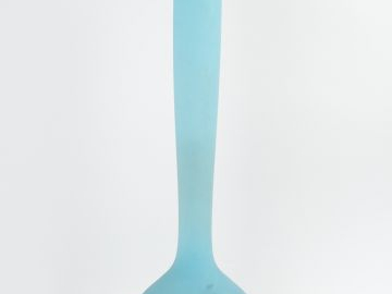 DELATTE. Grand soliflore en verre poudré turquoise et violet. Signé. H