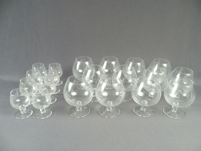 DAUM. Partie de service de verres en cristal, pied torsadé