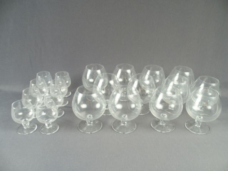 Vente aux enchères DAUM. Partie de service de verres en cristal, pied torsadé