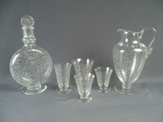 Vente aux enchères BACCARAT. Partie de service de verres en cristal gravé, comprenant 10 