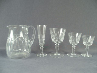 Vente aux enchères BACCARAT. Partie de service de verre en cristal comprenant 10 verres à
