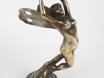Bouchon de radiateur en bronze argenté ' Femme Libellule' signé A. REN