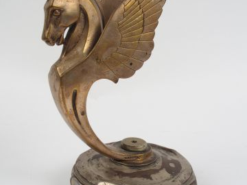 H.MULLER. Bouchon de radiateur figurant un cheval ailé. H. 22 cm