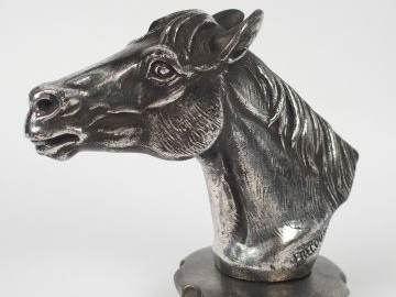 Bouchon de radiateur en métal 'Tête de cheval', signé FRECOURT , 1935.