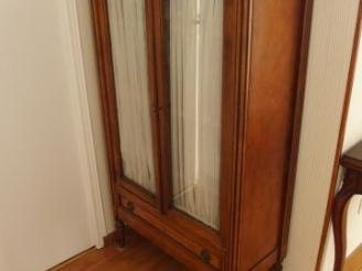 Vente aux enchères Vitrine basse moderne de style Louis XVI