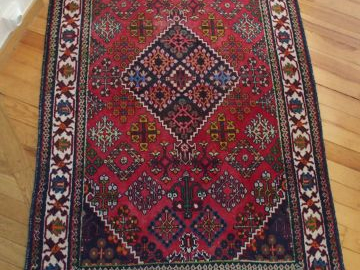 Tapis en laine fond bordeaux
