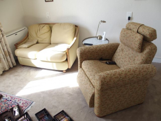 Vente aux enchères Canapé deux places modernes et un fauteuil confortable électrique de (