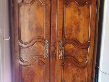 Petite armoire en bois naturel, mouluré et sculpté, ouvrant à deux por