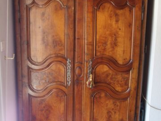 Vente aux enchères Petite armoire en bois naturel, mouluré et sculpté, ouvrant à deux por