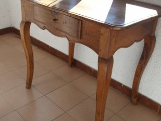 Vente aux enchères Deux tables à écrire rustiques en bois naturel, ouvrant chacune à un t