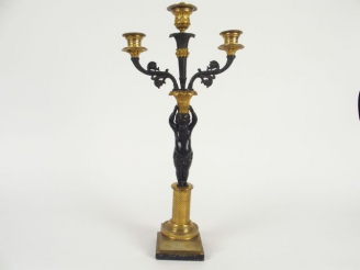 Vente aux enchères Bougeoir Restauration en bronze doré et patiné brun à décor d'amour éc