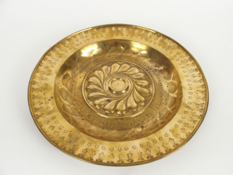Vente aux enchères Plat de quète fin XVIIe en cuivre. Diamètre : 39 cm