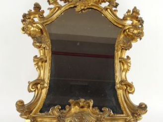 Vente aux enchères Miroir de style Louis XV en bois et stuc doré à décor de têtes d'amour