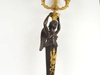 Vente aux enchères Grande torchère en bronze à patine brune et dorée en forme de femme à 