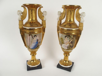 Vente aux enchères Paire de vases de style Empire en porcelaine, à décor dans des réserve
