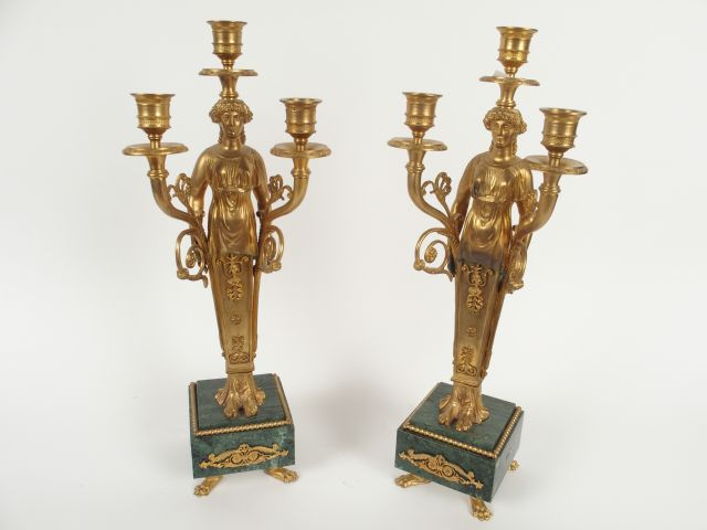 Paire de torchères de style Empire en bronze doré, à décor de femmes à