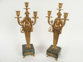 Vente aux enchères Paire de torchères de style Empire en bronze doré, à décor de femmes à