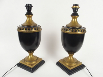 Vente aux enchères Paire de lampes modernes en tôle noire et laiton de forme balustre. H.