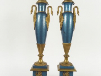 Vente aux enchères Paire de lampes en tôle bleue et patiné en forme de vases à anses à dé