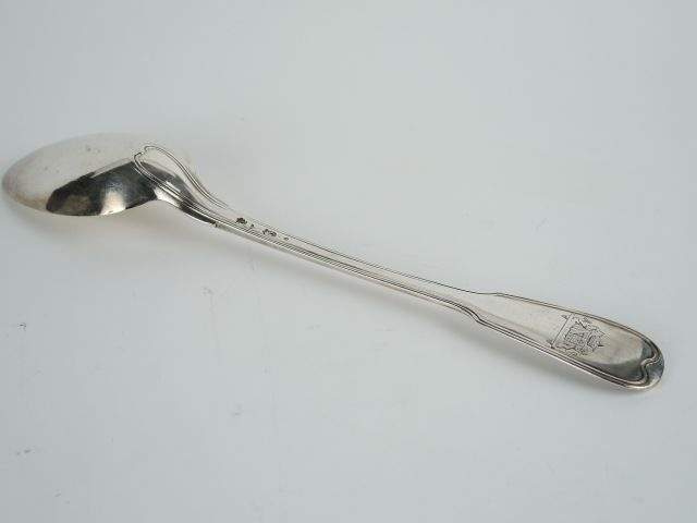 Cuillère à ragout en argent XVIIIe, modèle à filet. Poids : 190 g