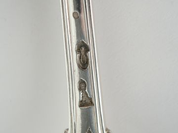 Cuillère à ragout en argent XVIIIe, modèle à filet. Poids : 190 g
