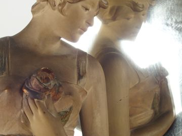 Miroir de toilette 1900 en stuc polychrome "Jeune femme à la rose" (pe