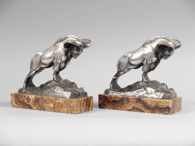P. CHARLES. Paire de serre-livres Art Déco en bronze argenté figurant 
