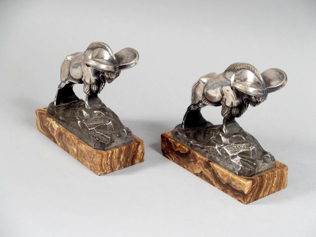 P. CHARLES. Paire de serre-livres Art Déco en bronze argenté figurant 