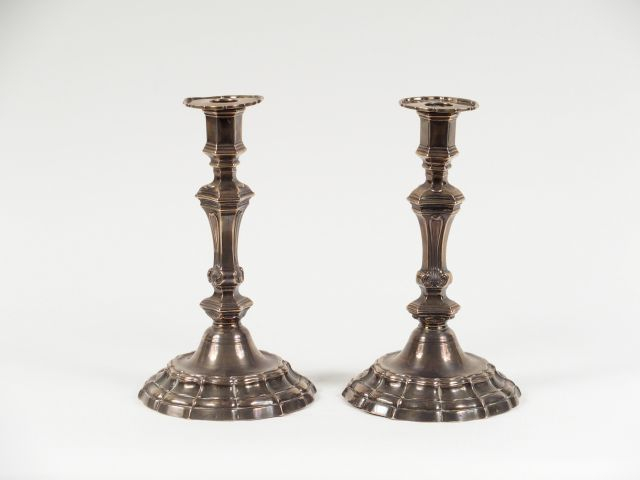 Paire de bougeoirs XVIIIe en argent. Poids : 1479 gr