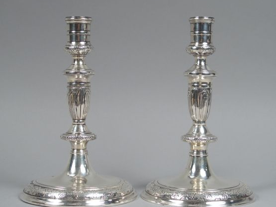 Paire de bougeoirs Louis XIV en métal argenté (réargentés). H. : 22 cm
