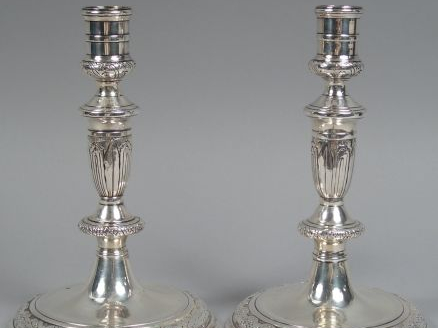 Paire de bougeoirs Louis XIV en métal argenté (réargentés). H. : 22 cm