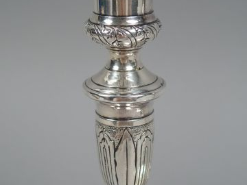 Paire de bougeoirs Louis XIV en métal argenté (réargentés). H. : 22 cm