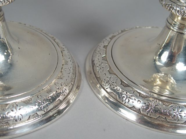 Paire de bougeoirs Louis XIV en métal argenté (réargentés). H. : 22 cm