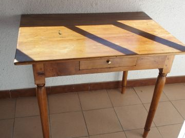 Deux tables à écrire rustiques en bois naturel, ouvrant chacune à un t