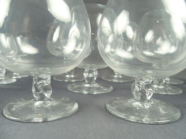 DAUM. Partie de service de verres en cristal, pied torsadé