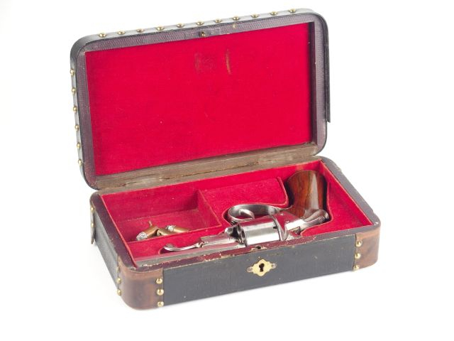 331-Joli coffret bois gainé à l’extérieur de cuir noir et clouté de ca
