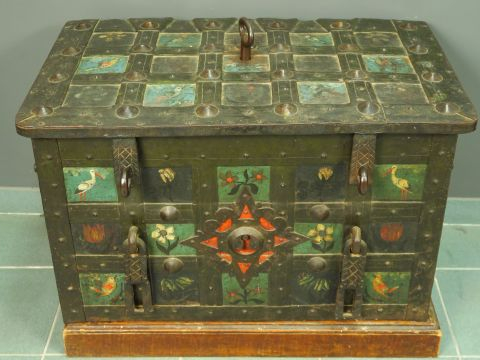 Coffre de marine XVIIème en fer à décor polychrome à décor de fleurs e