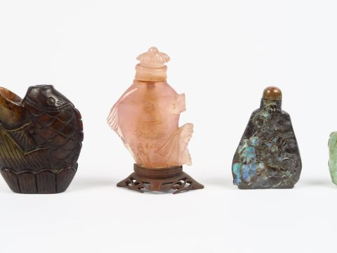 Lot de flacons tabatières en pierre dure  avec serpentine, quartz vert