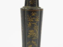 Vase miniature quadrilobé en bronze, décor niellé rehaussé d'arbres et