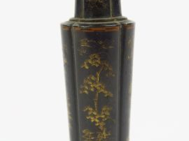 Vase miniature quadrilobé en bronze, décor niellé rehaussé d'arbres et