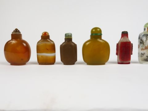 Lot de 6 flacons tabatières en verre à l'imitation de l'agate, verre o