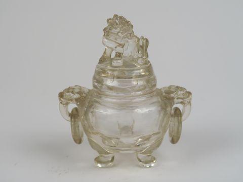 Vase tripode couvert en cristal de roche. Chine, vers 1900. H. 9 cm