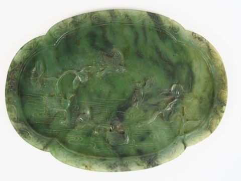 Plaque en jade vert épinard à bord polylobé, sculptée d'oiseaux évolua